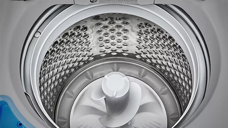 On voit l’intérieur de la laveuse.