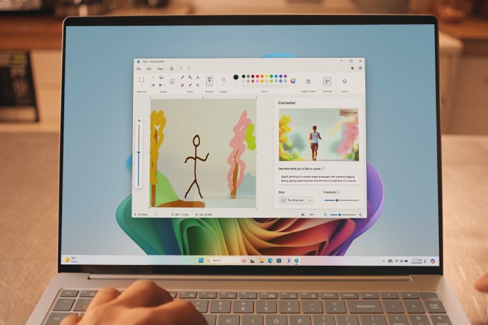 Un écran d’ordinateur portable affiche une fenêtre contextuelle intitulée « Copilot Cocreator ». Sur le côté gauche de l’écran, un croquis simple est visible, tandis que sur le côté droit, la version finale entièrement détaillée générée par l’IA est présentée.