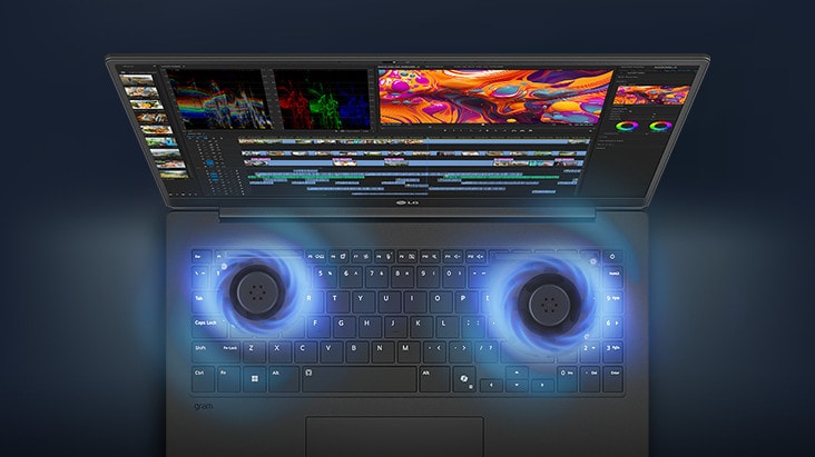 Un ordinateur portable affichant une interface de montage vidéo sur son écran, avec deux ventilateurs de refroidissement diffusant un flux d'air bleu, mettant en avant une technologie de refroidissement avancée.