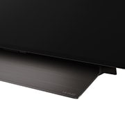 Gros plan du téléviseur OLED evo de LG, OLED C4, depuis la base