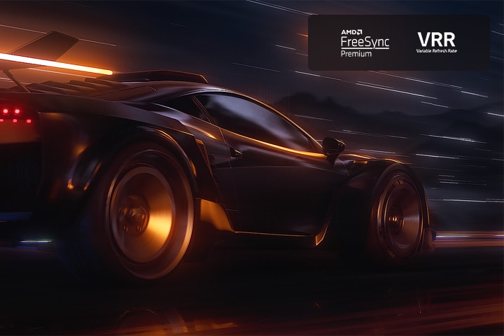 Une scène floue d’une voiture roulant vite dans un jeu de course. La scène est raffinée, ce qui donne une action fluide et claire. Les logos FreeSync Premium et VRR sont affichés dans le coin supérieur droit.