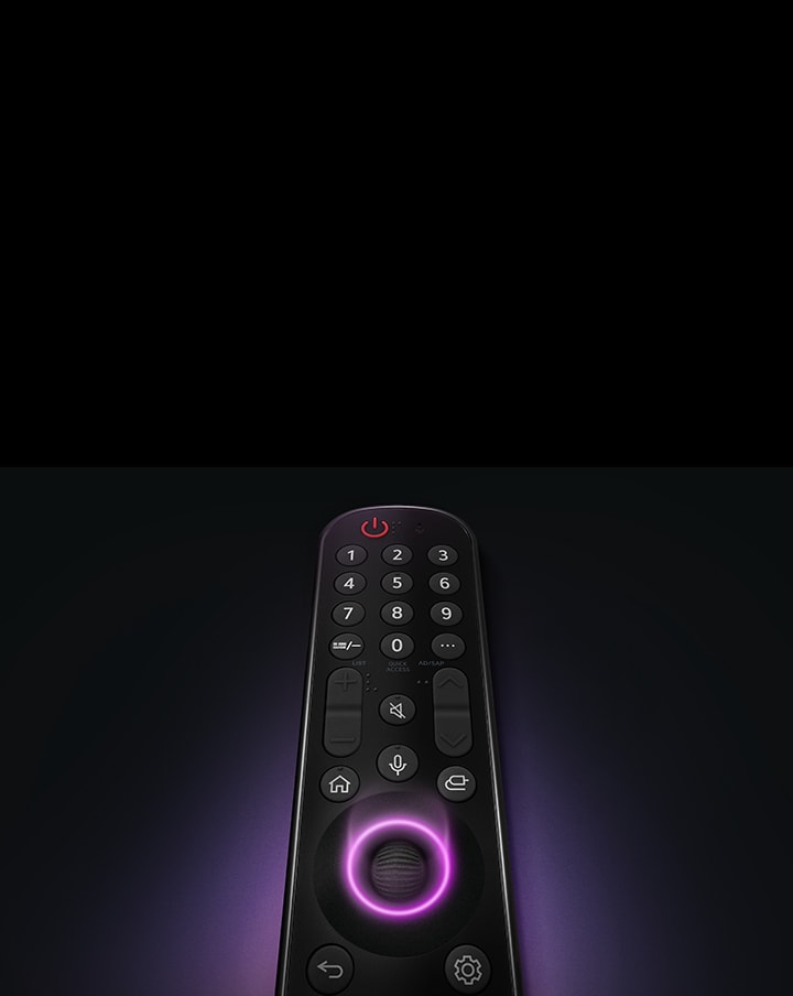 Une télécommande Magic de LG est affichée. Une lumière violet néon émane du bouton circulaire central pour le mettre en évidence. Une douce lueur violette entoure la télécommande sur un fond noir.