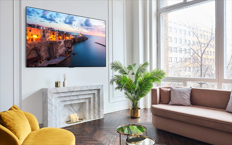 Un écran affichant la XU Nouvel accueil webOS 23 passe à droite et un paysage apparaît à l’écran. Le fond noir se transforme en espace de vie lumineux et moderne avec un LG OLED accroché au mur.