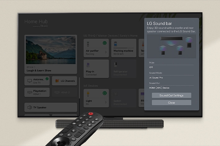 La télécommande LG est pointée vers un LG TV avec une LG Soundbar en-dessous. Le LG TV affiche le menu de l’interface WOW sur l’écran.