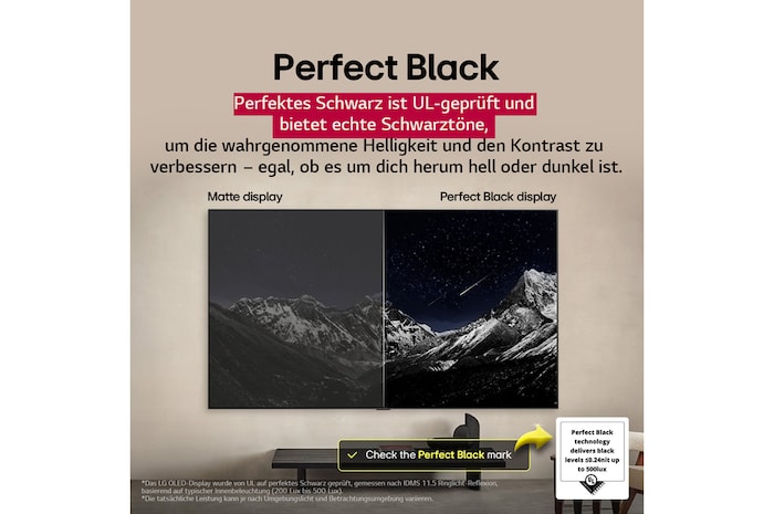 Wohnzimmer mit einem an der Wand montierten LG OLED TV. Auf dem Fernseher ist eine Bergkette vor einem dunklen, sternenübersäten Abendhimmel zu sehen. Diese Szene ist in zwei Hälften geteilt, um zu zeigen, wie Perfektes Schwarz echte Schwarzwerte liefert – egal, ob es um dich herum hell oder dunkel ist. Die eine Seite der Szene zeigt eine trübe, grauere Version des Querformat-Displays mit der Aufschrift „Matte Darstellung“. Auf der anderen Seite befindet sich ein angenehmeres Bild mit einem größeren Dynamikbereich von Schwarz und Weiß. Diese ist mit Perfektes-Schwarz-Display beschriftet. Auch die Logo-Zertifizierung ist sichtbar: Die Technologie für Perfektes Schwarz liefert Schwarzwerte kleiner oder gleich 0,24 nit bei bis zu 500 Lux. An der Seite befindet sich eine Textblase mit der Aufschrift: „Achte auf das Prüfzeichen für Perfektes Schwarz“.