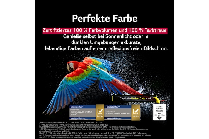 Bunter Papagei in ultrahoher Auflösung vor schwarzem Hintergrund. Rundherum schweben Wassertropfen in der Luft. Das Bild präsentiert Perfect Color, wobei jeder einzelne Farbton auf dem Körper des Papageis leuchtend und lebendig ist. Der dunkle Hintergrund mit den detaillierten Wasserspritzern unterstreicht außerdem, dass der Bildschirm reflexionsfrei ist. Verschiedene Logo-Zertifizierungen von UL und Intertek sind sichtbar. Diese beziehen sich auf seine 100%ige Farbtreue, sein 100%iges Farbvolumen und seine Reflexionsfreiheit. Auch Text ist sichtbar, „schau dir das Prüfzeichen für Perfect Color an“.