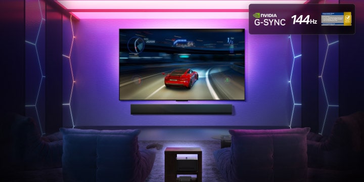 LG OLED M5 TV mit Spiel auf dem Bildschirm, das flüssiges und nahtloses Gameplay zeigt. Die Zero Connect Box ist zwar sichtbar, fügt sich aber gut in den Raum ein. Nvidia G-Sync-Logo und 144Hz-Logo sind zu sehen. Gaming-Zertifizierungen sind sichtbar.