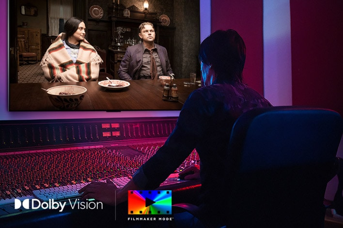 Ein Regisseur vor einem Bedienfeld, der den Film „Killers of the Flower Moon“ auf einem LG OLED TV bearbeitet. Unten links das Dolby Vision-Logo und das FILMMAKER MODE-Logo.