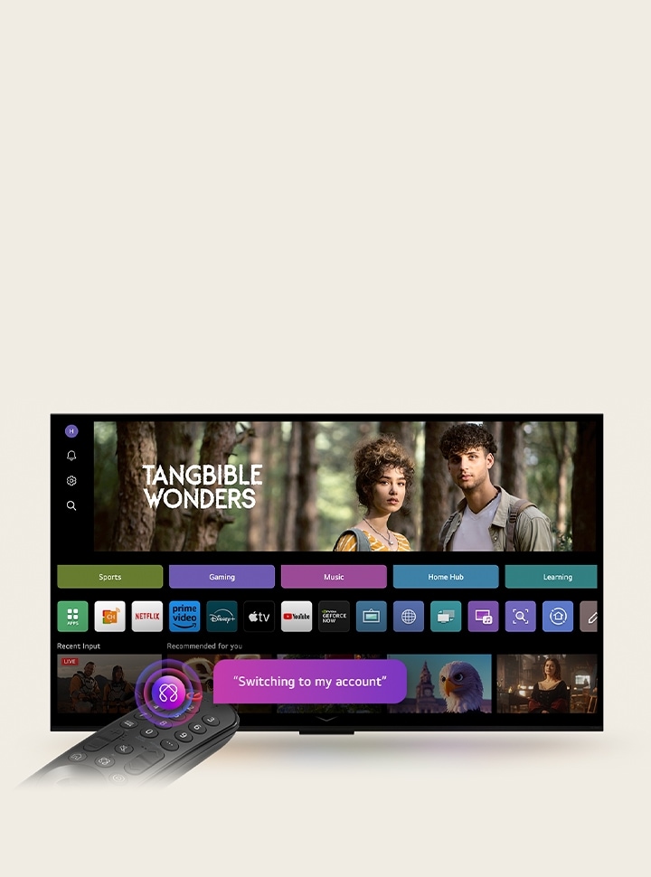 Auf dem Bildschirm eines LG OLED-Fernsehers befindet sich die webOS 25-Startseite, die mit Apps und Unterhaltungsinhalten gefüllt ist. Neben dem Fernseher befindet sich die LG AI Magic Remote-Fernbedienung. Der AI Button ist hervorgehoben, als ob er durch die Stimme des Benutzers aktiviert wurde. Daneben befindet sich eine Sprechblase, in der "Wechsle zu meinem Profil" steht.