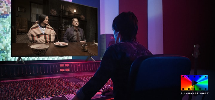 Ein Regisseur vor einem Bedienfeld, der den Film „Killers of the Flower Moon“ auf einem LG QNED TV bearbeitet. Unten links ist das FILMMAKER Mode™-Logo zu sehen.