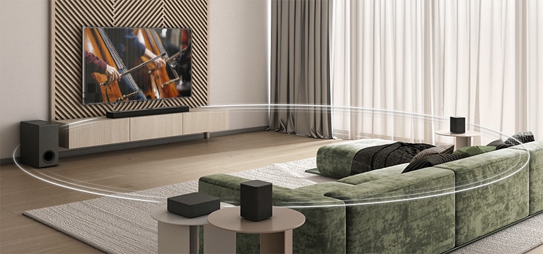 Zu sehen sind ein Fernseher mit zwei Cellos auf dem Bildschirm, eine Soundbar, ein Subwoofer und 2 hintere Lautsprecher in einem grossen Wohnzimmer. Eine kreisförmige Grafik verbindet die LG Soundbar, den Subwoofer und die 2 hinteren Lautsprecher.