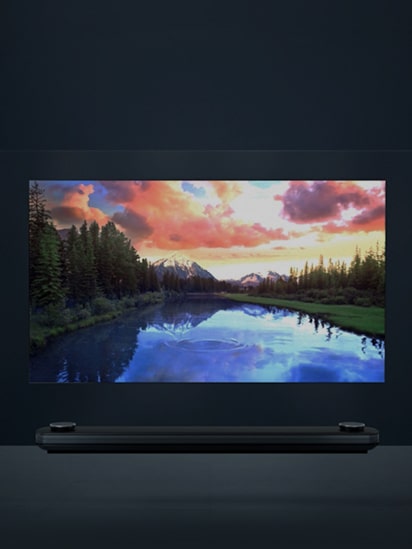 Vorderansicht des LG SIGNATURE Wallpaper OLED-Fernseher, der an der transparenten Wand aufgehängt ist.