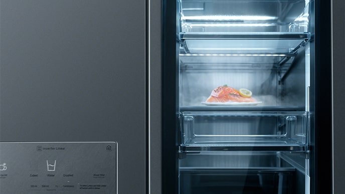 Frische Lebensmittel werden in das Regal des LG SIGNATUR Refrigerator InstaView eingelegt.