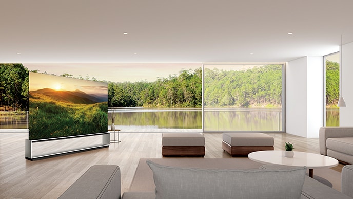 Der LG SIGNATURE OLED 8K-Fernseher zeigt einen Blick auf die Berge auf dem Bildschirm, während er im Wohnzimmer mit einer grünen Landschaft hinter dem Fenster liegt.