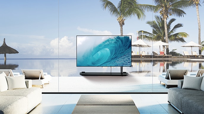 Der LG SIGNATURE OLED 8K-Fernseher zeigt einen Blick auf die Berge auf dem Bildschirm, während er im Wohnzimmer mit einer grünen Landschaft hinter dem Fenster liegt.