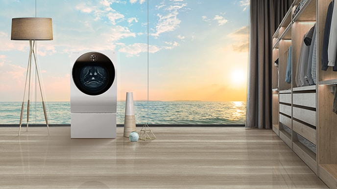 Der LG SIGNATURE OLED 8K-Fernseher zeigt einen Blick auf die Berge auf dem Bildschirm, während er im Wohnzimmer mit einer grünen Landschaft hinter dem Fenster liegt.