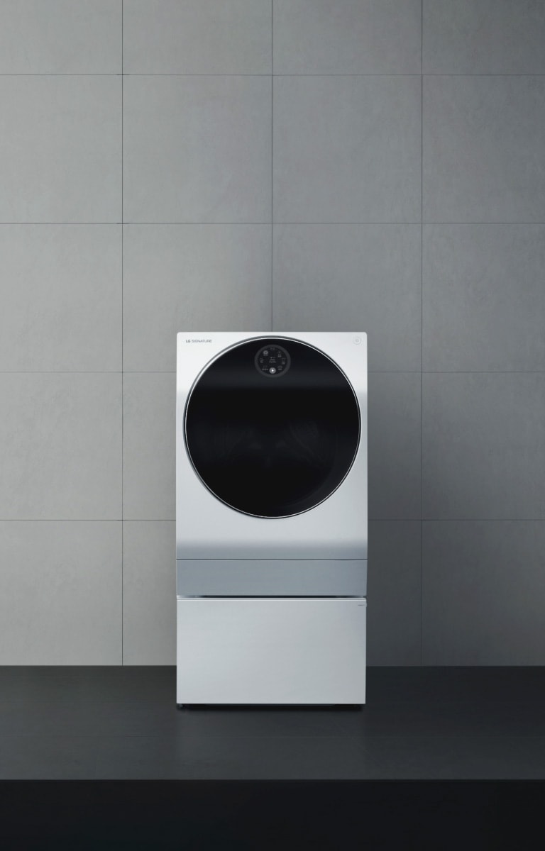 LG SIGNATURE Washing Machine wird mit einer großen Wand auf den Boden gestellt.