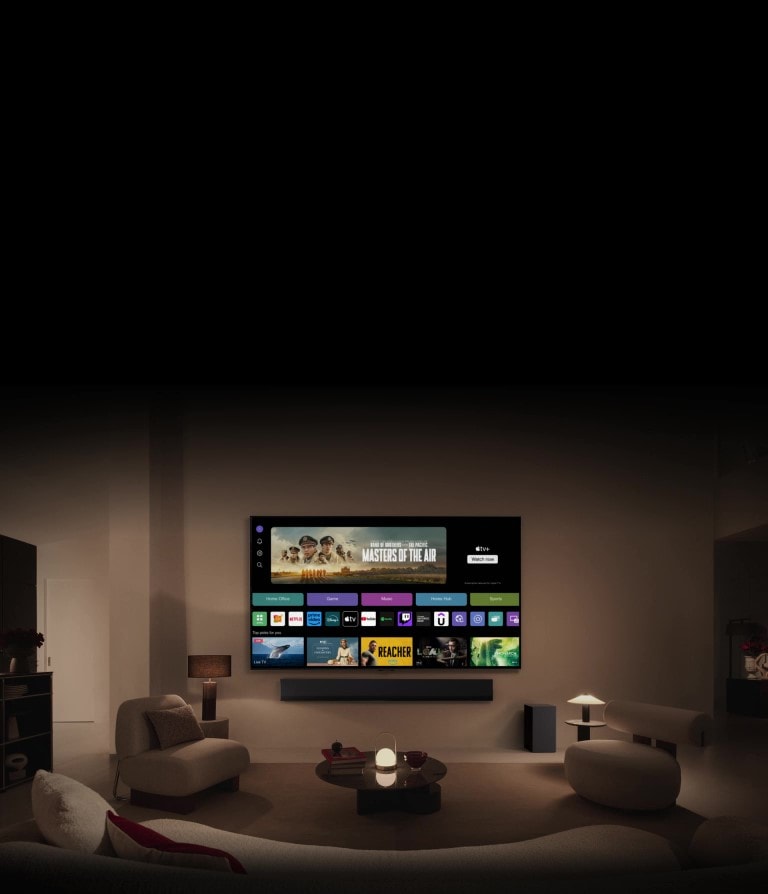 Eine Nahaufnahme des LG TV mit den Schaltflächen Home Office, Game und Musik über einem Banner für Masters of the Air. Beim Herauszoomen wird ein TV an einer Wohnzimmerwand erkennbar. Folgende Logos werden auf dem TV-Bildschirm angezeigt: LG Channels, Netflix, Prime Video, Disney TV, Apple TV, YouTube, Spotify, Twitch, GeForce Now und Udemy.