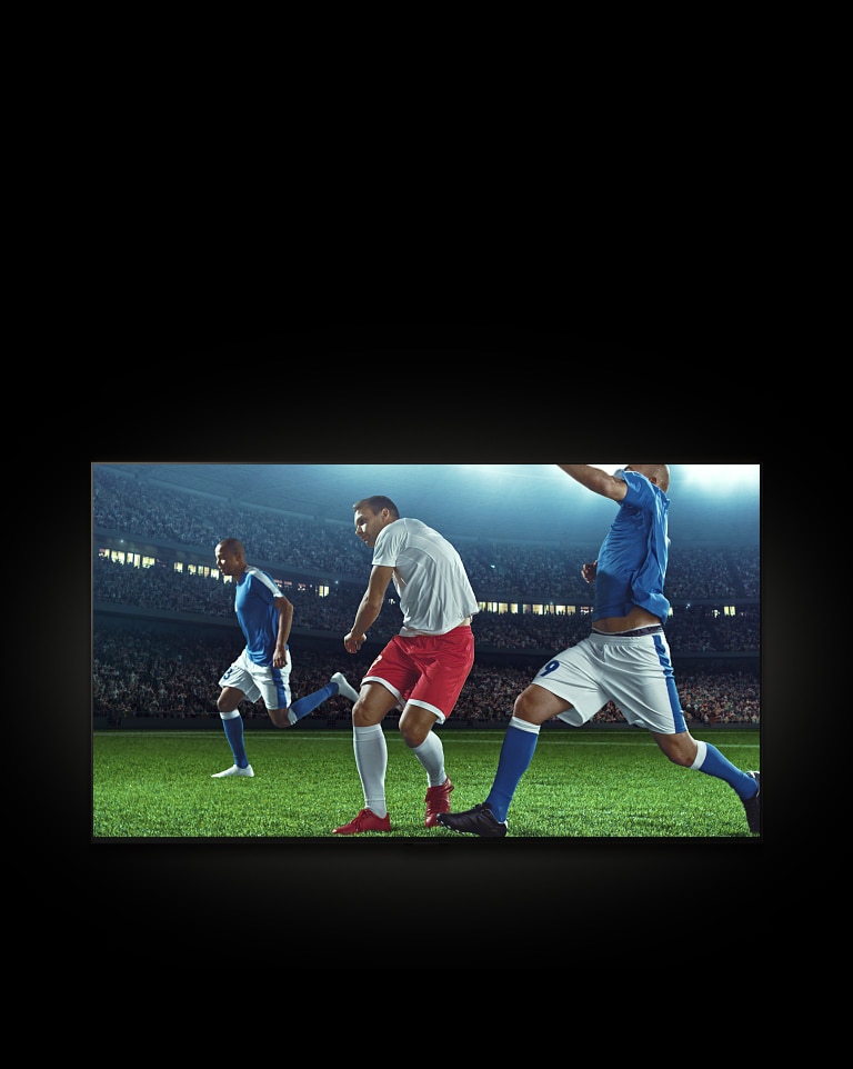 Ein Film spielt euf dem LG TV. Ein Popup-Feld erscheint mit den neuesten Fussball-Ergebnissen und der Option zum Live-Zuschauen. Der Cursor klickt auf «Live ansehen» und der TV zeigt einen Spieler in einem Fussballspiel, der gerade ein Tor erzielt.