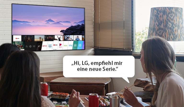 Drei Frauen essen Sushi, während eine von ihnen den LG TV um Serienempfehlungen bittet.