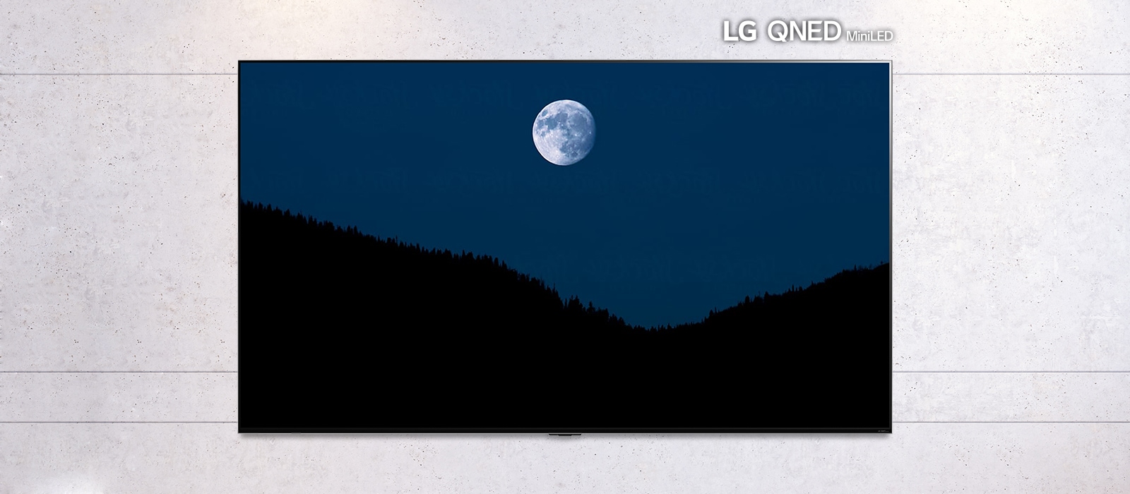 Das scrollbare Bild eines wandmontierten Fernsehers zeigt eine dunkle Szene, und zwar den Mond, der über Bergen aufgeht. Die Szene wechselt zwischen einem Fernsehgerät normaler Grösse und einem LG QNED MiniLED TV mit Grossbildschirm.