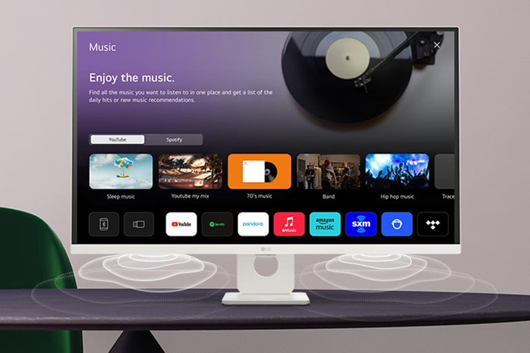 Der intelligente Monitor auf dem Tisch zeigt den Bildschirm der MUSIK APP an.