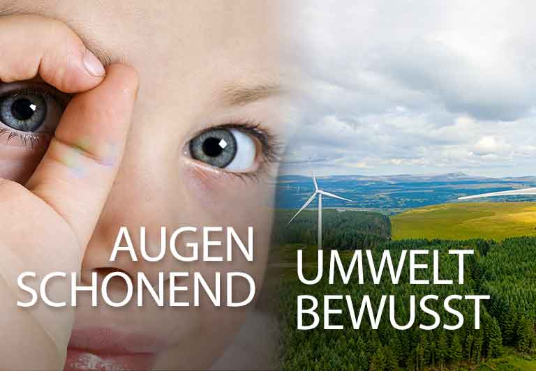 Nahaufnahme der Augen eines Kindes auf der linken Seite, rechts ist ein Feld mit Windkraftanlagen zu sehen.