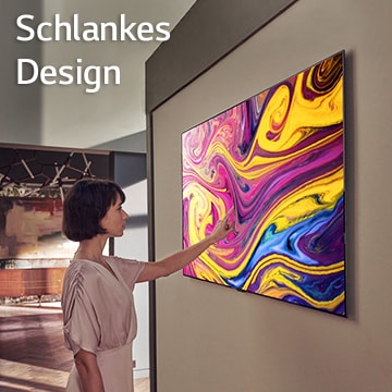 Eine Frau schaut sich auf einem wandmontierten Fernseher ein darauf angezeigtes Kunstwerk an.