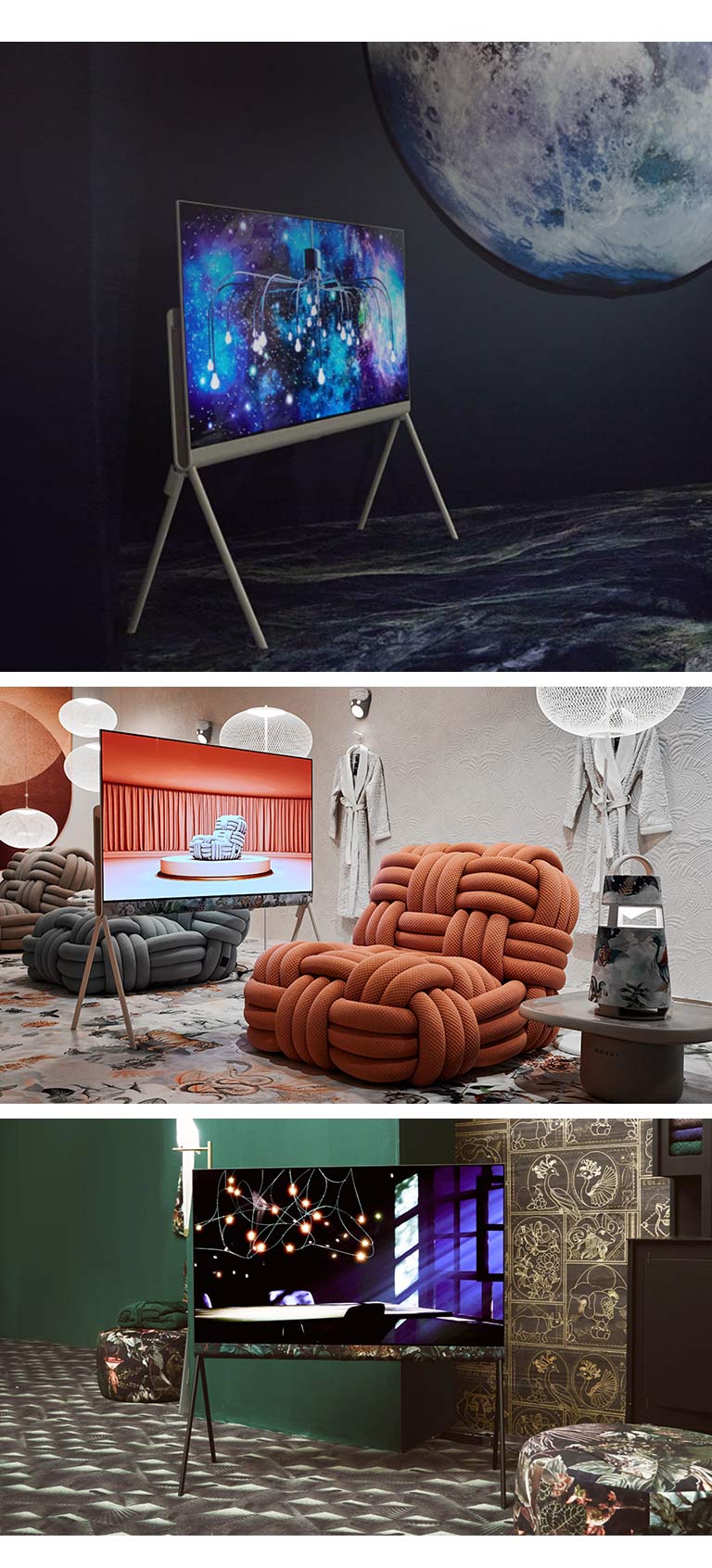Oben sehen wir Posé in einem Weltraum-Zimmer, in dem abstrakte intergalaktische Kunst ausgestellt ist. Es gibt dort auch ein Bild des Mondes und eines Astronauten. Unten rechts sehen wir Posé in einem Raum voll üppigem Smaragdgrün. Das Licht des Fernsehers fällt durch Fensterscheiben auf dem Bildschirm auf einen Tisch. Schwarz-goldene Fliesen zieren den Raum, die Hocker sind mit einem schwarzen Blumenmuster bezogen. Unten links sehen wir Posé in einem cremefarbenen Zimmer mit Farbakzenten. Darin sind grosse terracotta- und kohlefarbene Korbsessel und weisse runde Lampen; an der Wand hängen Bademäntel. Im Fernseher ist der gleiche kohlefarbene Korbsessel auf einer Empore in einem terracotta-farbenen Raum zu sehen.