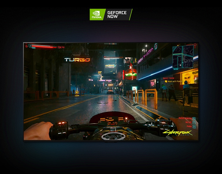 In einer Szene aus Cyberpunk 2077, die auf einem LG OLED-Display gezeigt wird, fährt der Spieler mit einem Motorrad durch eine neonbeleuchtete Strasse