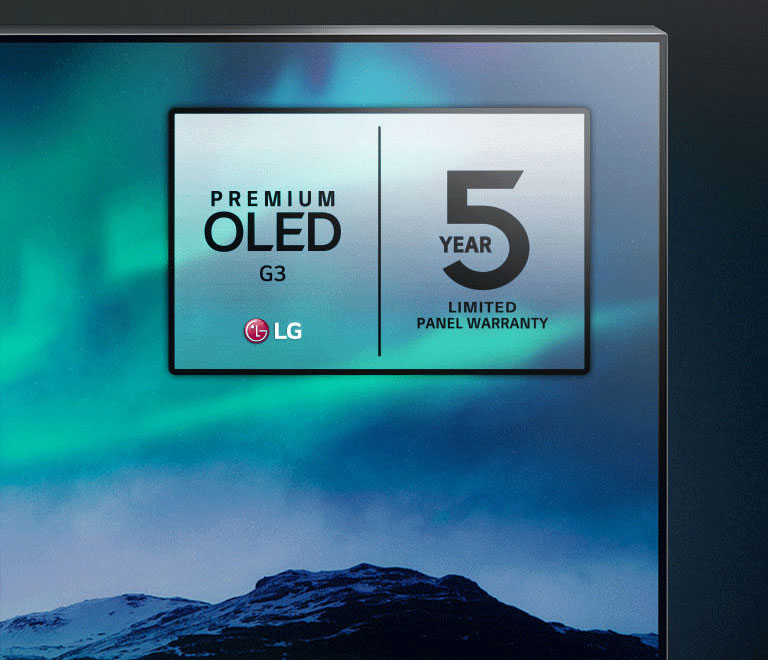 Ein Bild der Nordlichter wird auf einem LG OLED TV angezeigt. Die obere Ecke des Fernsehers liegt auf einem schwarzen Hintergrund, wo ein himmelähnlicher Farbverlauf weitergeht. Das Logo für die 5-Jahres-Garantie wird ebenfalls auf dem Fernsehbildschirm angezeigt.