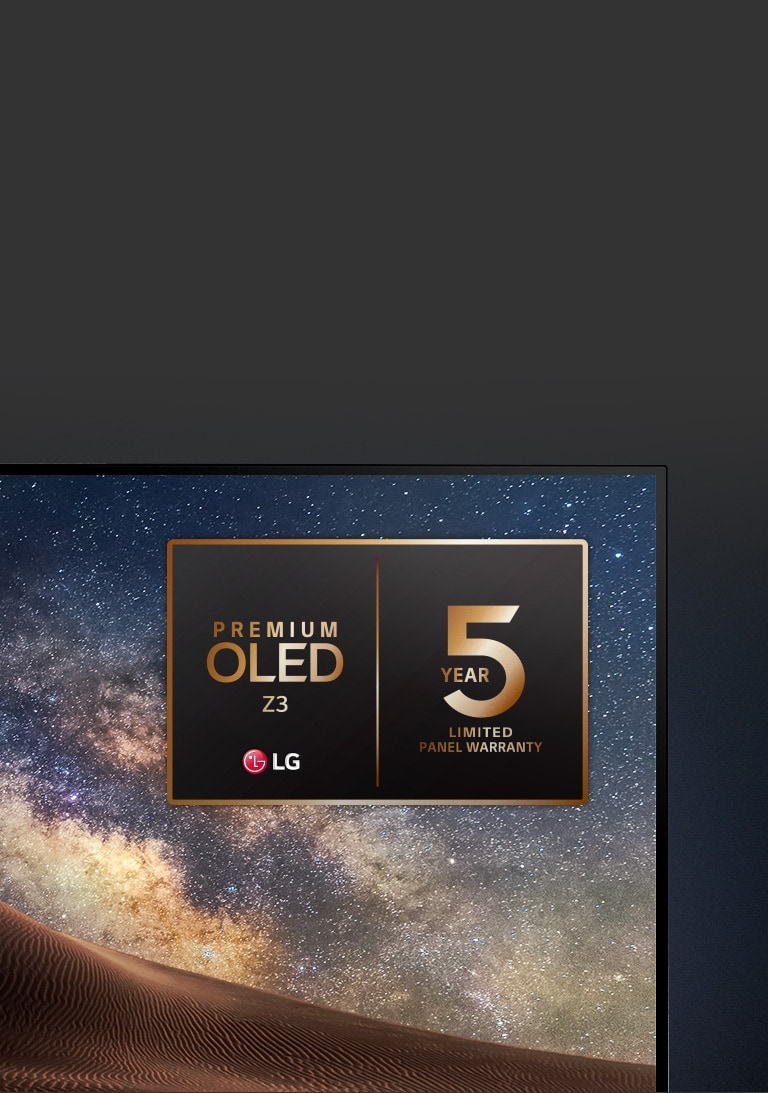 Ein Bild der Nordlichter wird auf einem LG OLED TV angezeigt. Die obere Ecke des Fernsehers liegt auf einem schwarzen Hintergrund, wo ein himmelähnlicher Farbverlauf weitergeht. Das Logo für die 5-Jahres-Garantie wird ebenfalls auf dem Fernsehbildschirm angezeigt.