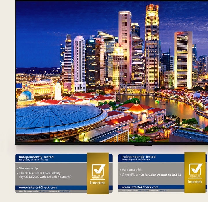 Eine belebte Stadtszene am frühen Abend mit kräftigen Farben und Kontrasten.