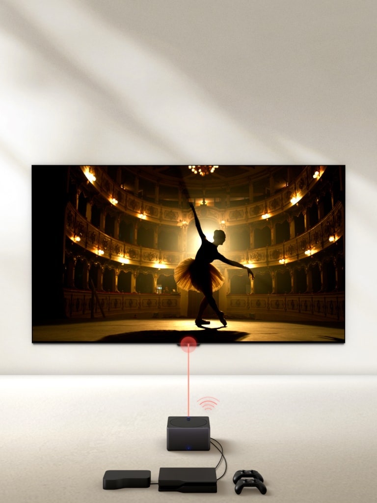 Der LG SIGNATURE OLED M4 aus einem hohen Winkel in einem dunklen, von einem Scheinwerfer beleuchteten Raum, mit mehreren Konsolen und Geräten, die mit unordentlichen Kabeln verbunden sind, bevor diese verschwinden. Die Zero Connect Box wird eingeblendet, mit ordentlich organisierten Geräten und Konsolen dahinter. Ein rotes Wi-Fi-Signal erscheint und ein roter Strahl strahlt in Richtung des Fernsehers, während die Perspektive nach unten schwenkt, um eine vollständige Ansicht des Fernsehers zu zeigen.