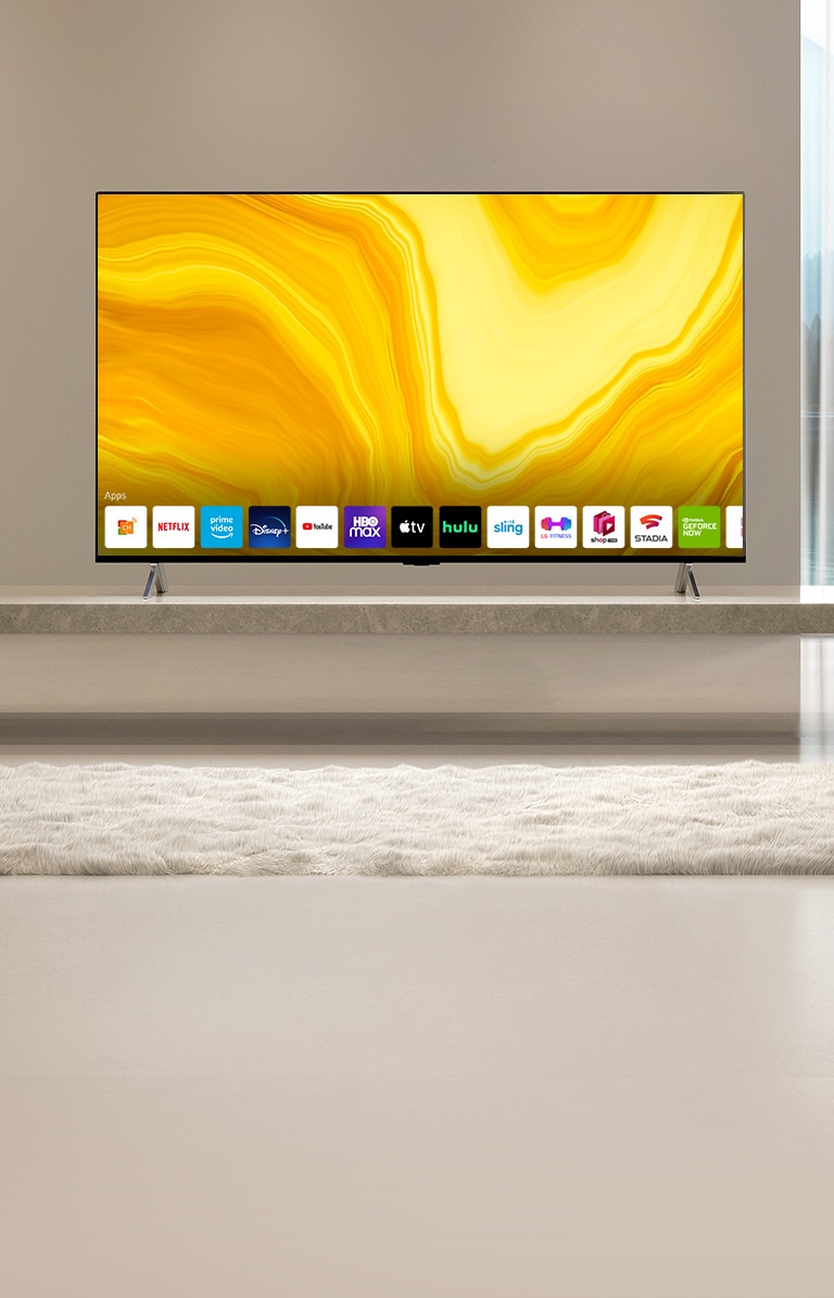 Eine Liste mit grafischen Benutzeroberflächen des LG-QNED-Startbildschirms wird angezeigt, in der nach unten gescrollt wird. Die Szene wechselt zu einem TV-Gerät in einem in Gelb gehaltenen Wohnzimmer.