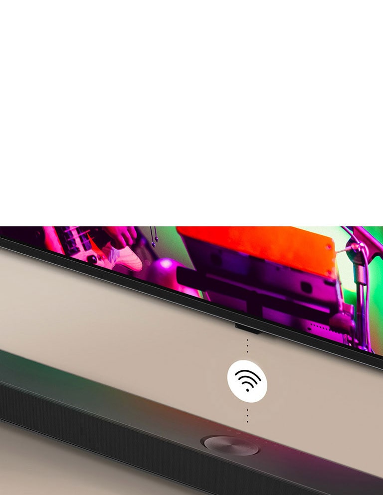 Ein Fernseher und eine Soundbar von LG an der Wand mit einer weissen Wi-Fi-Symbolgrafik in der Mitte.