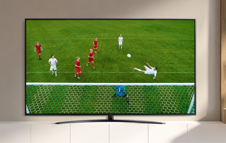 Ein TV-Bildschirm zeigt einen Fussballspieler, der ein Tor schiesst. (Video wiedergeben)