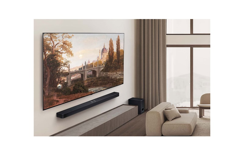 Gesamtansicht eines hochwertigen Wohnzimmers in gedeckten Erdtönen. An der Wand hängt ein LG OLED AI B5 4K Smart TV mit einem Kunstwerk auf dem Bildschirm. Darunter ist eine LG Soundbar montiert.