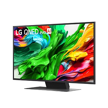 Ein Mädchen und ein Hund sitzen vor einem LG QNED TV, der an einer Wand montiert ist und drei Elefanten zeigt, die über einer LG Soundbar nach außen laufen. Der Titel spricht davon, dass jede Aktion auf einer großen Leinwand noch spannender ist.