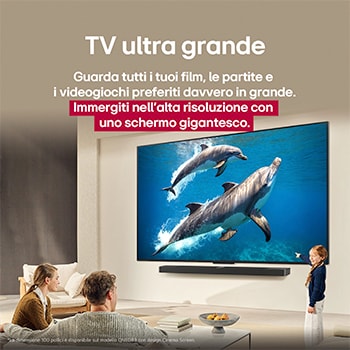 Ein Mädchen und ein Hund sitzen vor einem LG QNED TV, der an einer Wand montiert ist und drei Elefanten zeigt, die über einer LG Soundbar nach außen laufen. Der Titel spricht davon, dass jede Aktion auf einer großen Leinwand noch spannender ist.