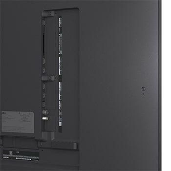 Auf einem LG TV-Bildschirm werden Science-Fiction-Inhalte abgespielt. Auf dem Bildschirm befindet sich die Benutzeroberfläche des AI Chatbots. Der Benutzer hat dem Chatbot mitgeteilt, dass der Bildschirm zu dunkel ist. Der Chatbot bot Lösungen für die Anfrage an. Die gesamte Szene ist in zwei Hälften geteilt. Die eine Seite ist dunkler, die andere Seite heller und zeigt, wie der AI Chatbot das Problem für den Nutzer automatisch gelöst hat. Der Text erklärt, dass der Al Chatbot die Absicht des Benutzers verstehen und Lösungen zur Fehlerbehebung anbieten kann.