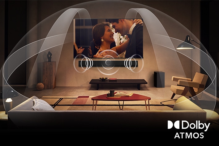 Schummrig-gemütliches Wohnzimmer mit einem Paar, das einen Film auf seinem LG OLED-Fernseher mit LG Soundbar anschaut. Die Grafiken zeigen, wie Dolby Atmos den gesamten Raum mit Surround Sound aus allen Richtungen füllt. Das Dolby Atmos-Logo befindet sich in der unteren Ecke.
