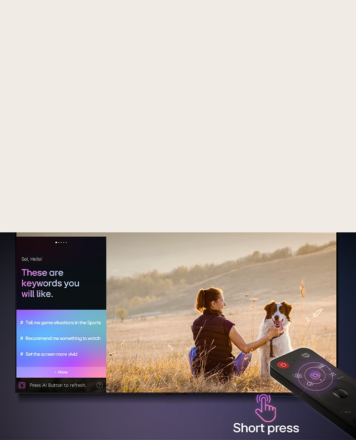 LG AI Magic Remote vor einem LG TV-Bildschirm. Auf dem Bildschirm erscheint eine personalisierte Begrüßung durch die LG KI mit benutzerdefinierten Schlüsselwörtern, die auf dem Such- und Sehverlauf des Benutzers basieren. An der Fernbedienung befinden sich ein Symbol und ein Hinweis darauf, dass die AI Concierge-Funktion mit einem kurzen Druck auf die KI-Schaltfläche leicht zugänglich ist.