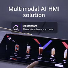 Benutzer interagiert mit einer Touchscreen-Oberfläche, die von einer multimodalen AI-HMI-Lösung unterstützt wird, und wählt mithilfe einer Eingabeaufforderung des AI-Assistenten ein Kaffee-Menü aus.