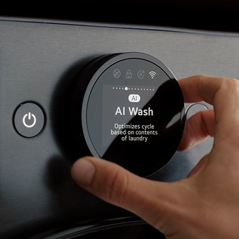 Hand stellt den AI Wash-Zyklus an der LG Waschmaschine über den smarten Drehknopf ein