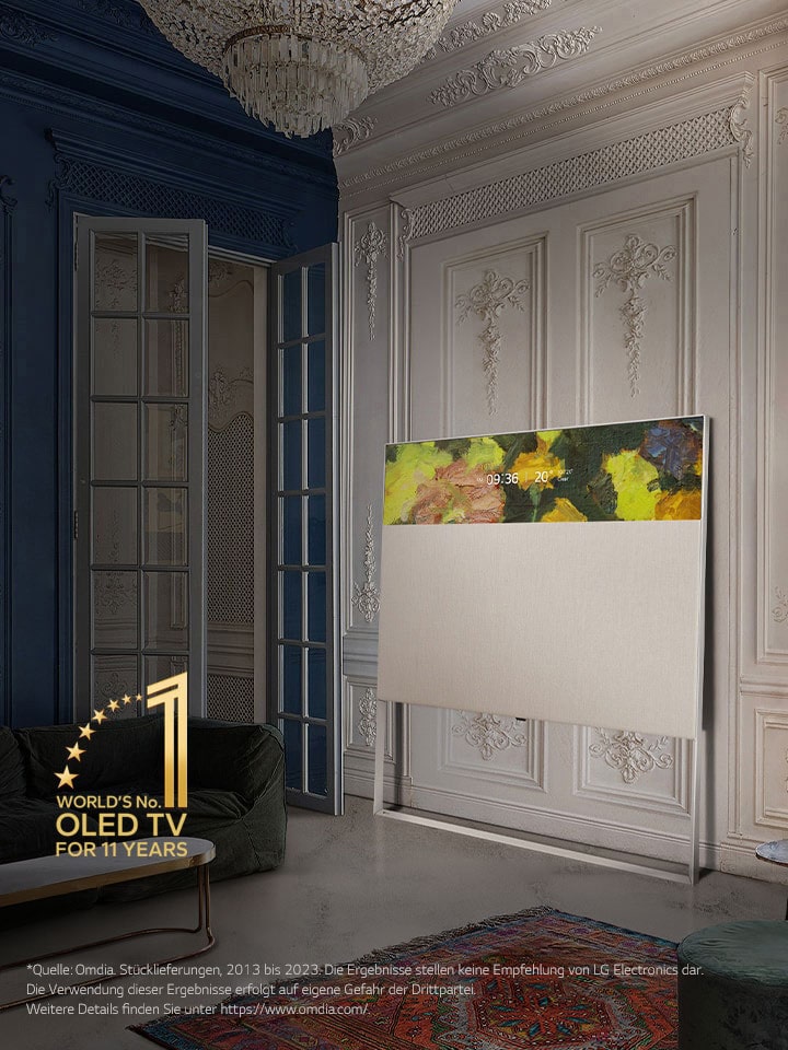 ART90 in der Linienansicht lehnt an einer Wand mit dekorativen Leisten. Er steht neben einem Gemälde an der Wand und hinter einem aufwändig gestalteten Teppich. 10 Jahre World's No.1 OLED TV-Emblem.