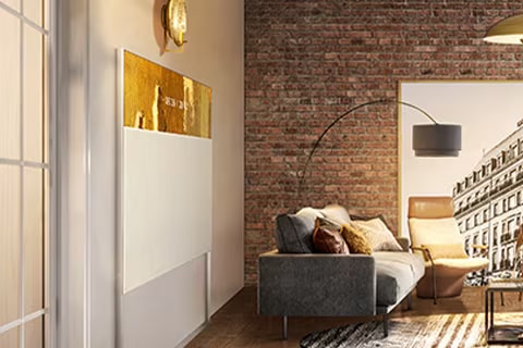 ART90 von der Seite gesehen, da er bündig mit der Wand abschliesst und sich so in die Einrichtung des Wohnzimmers einfügt.