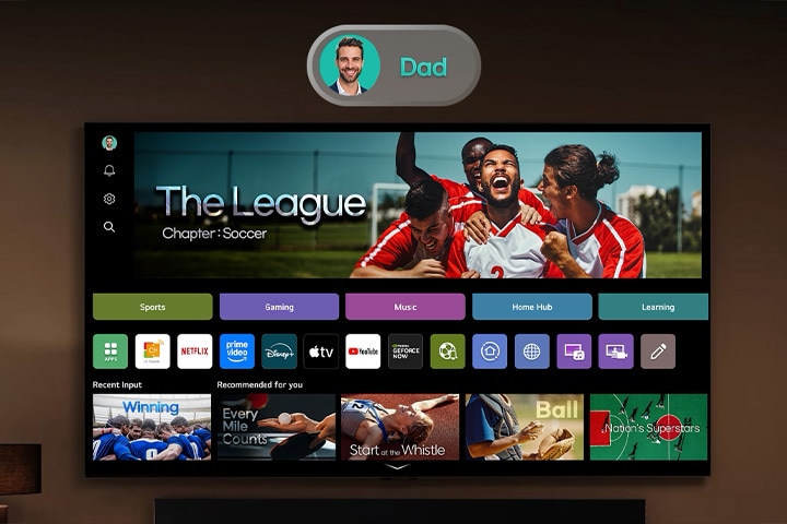 LG Smart TV avec un écran d’accueil webOS à droite et une image de profil flottante à gauche passant de papa à maman, mettant en valeur des comptes utilisateur personnalisés et des recommandations de contenu personnalisées.