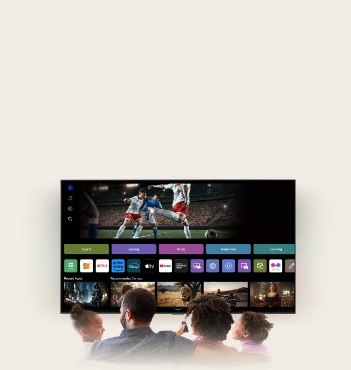 Une famille de quatre personnes est réunie autour d’une LG AI TV. Un cercle apparaît autour de la personne qui tient la télécommande, montrant son nom. Cela montre comment AI Voice ID reconnaît la signature vocale de chaque utilisateur. L’interface webOS montre ensuite comment l’IA change de compte automatiquement et recommande du contenu personnalisé.