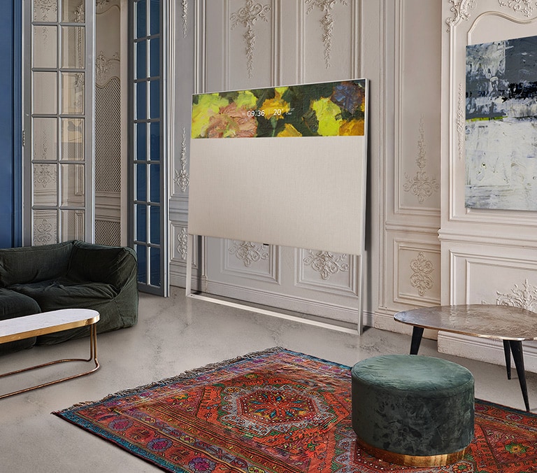 EASEL en mode Line View appuyé contre un mur avec moulure décorative. Il se trouve à côté d’une peinture sur le mur et derrière un tapis aux motifs complexes.